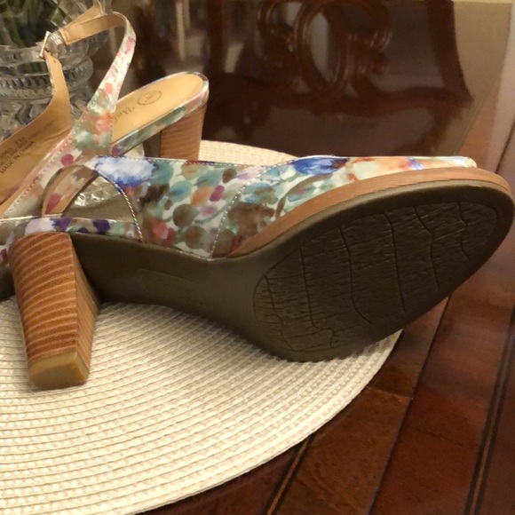 Brand New Bella - Vita Heels, Size 7 - Picture 7 of 7